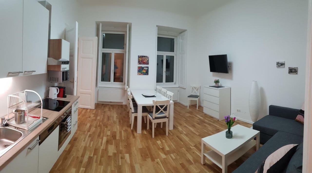 Central Living - Naschmarkt Wina Bagian luar foto